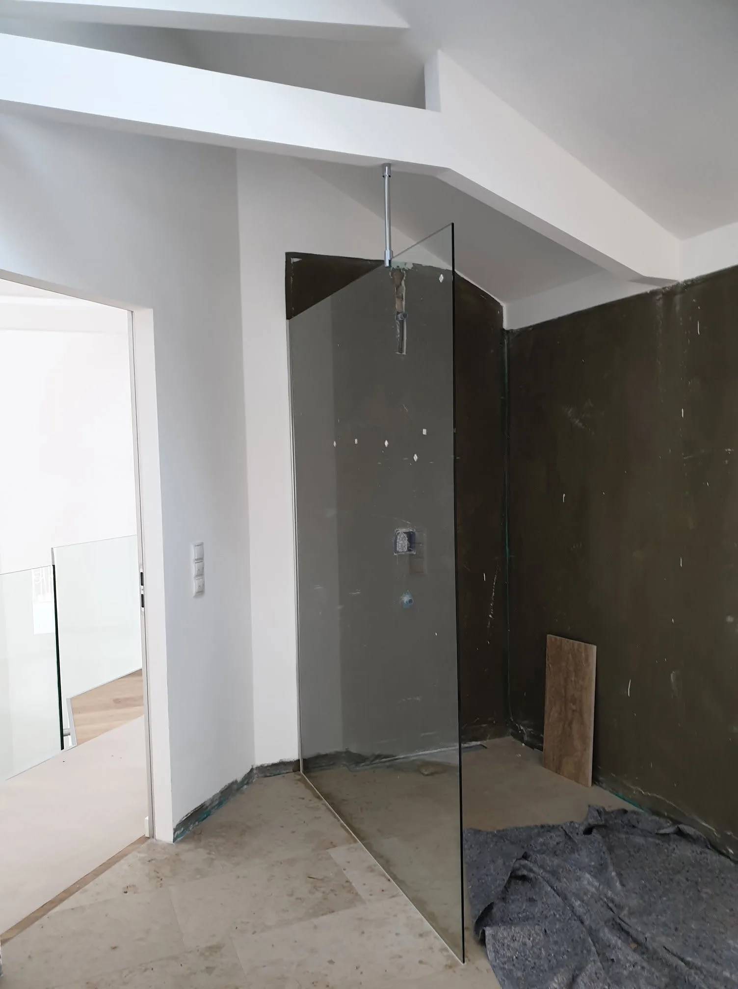 Glasabtrennung einer Dusche während der Montage