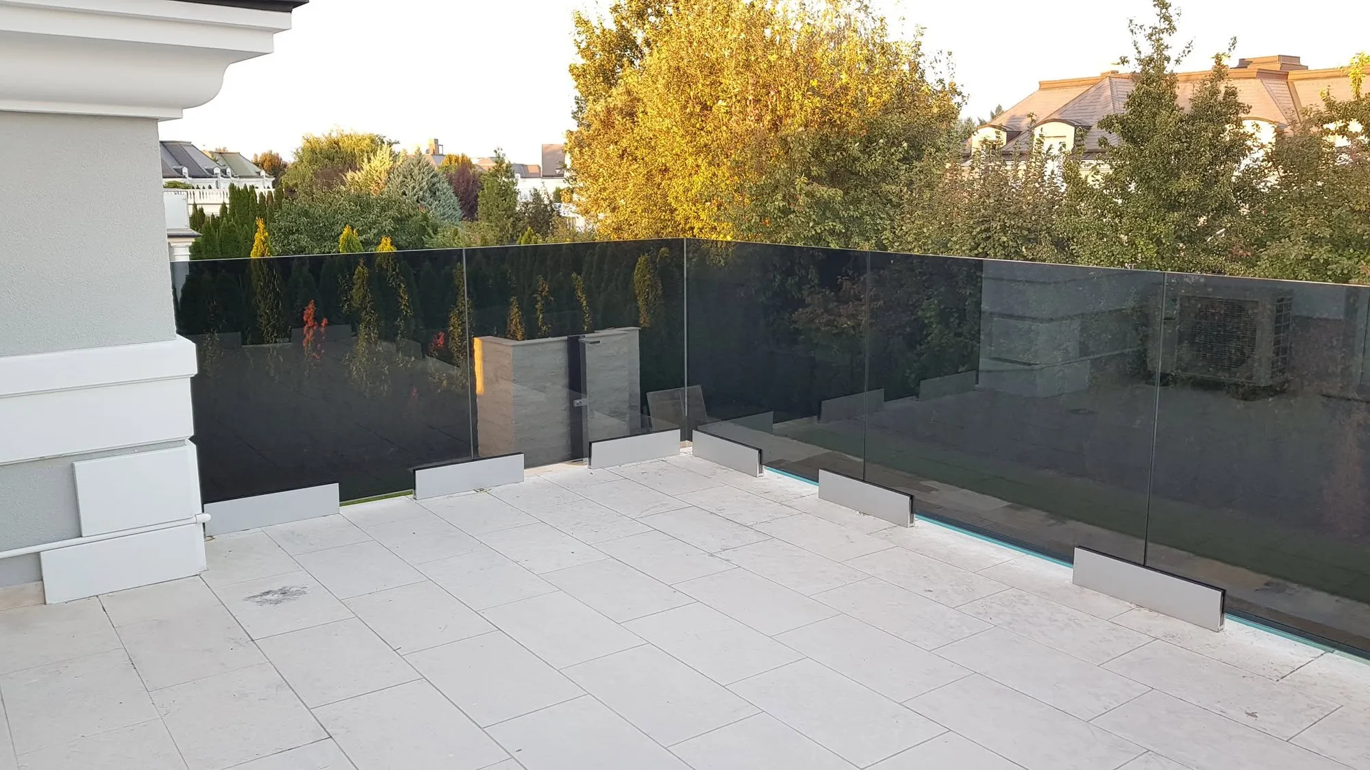 Dunkle Glasbrüstung auf einer Terrasse