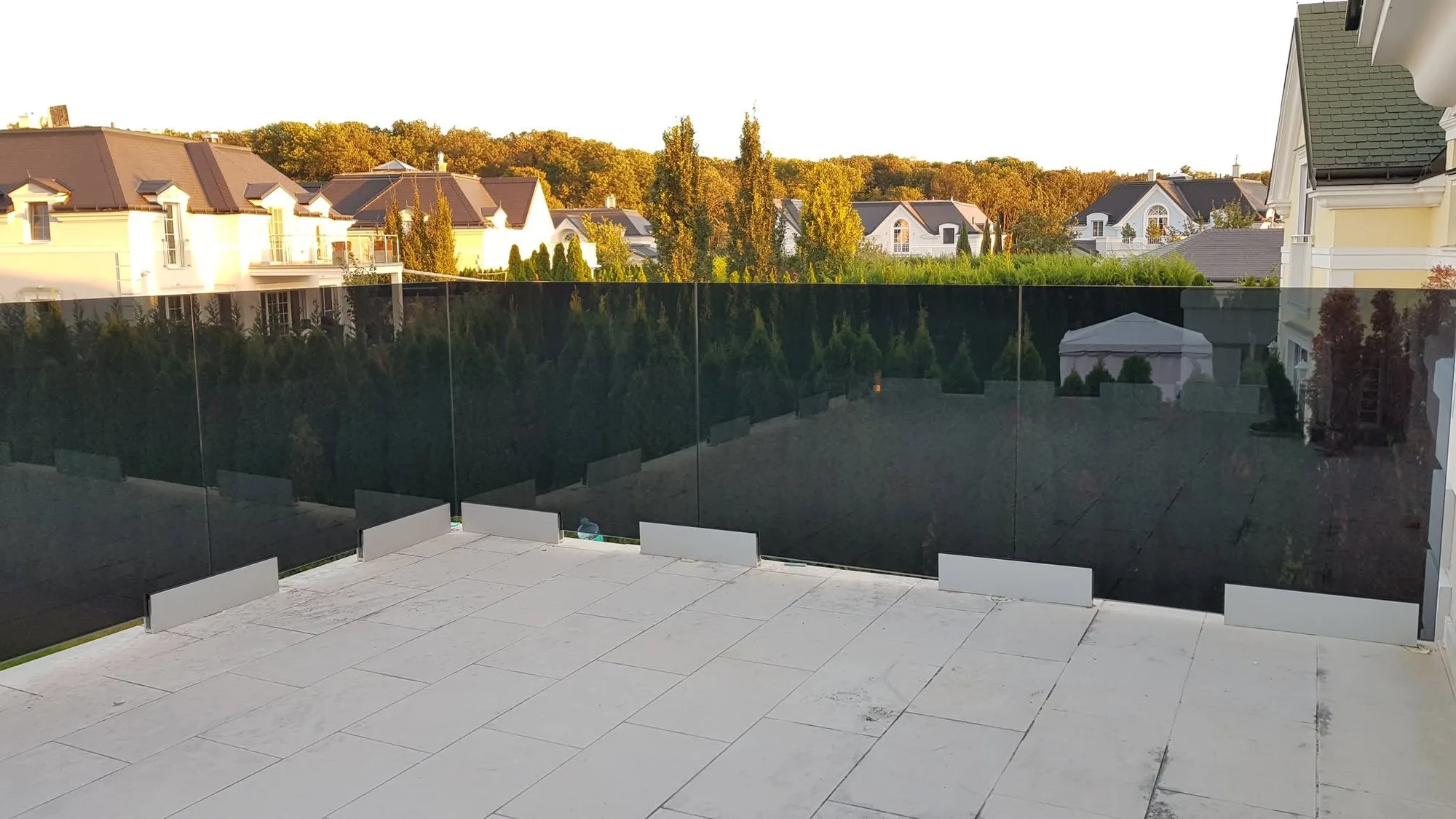 Durchgehende Glasbrüstung entlang einer Terrasse