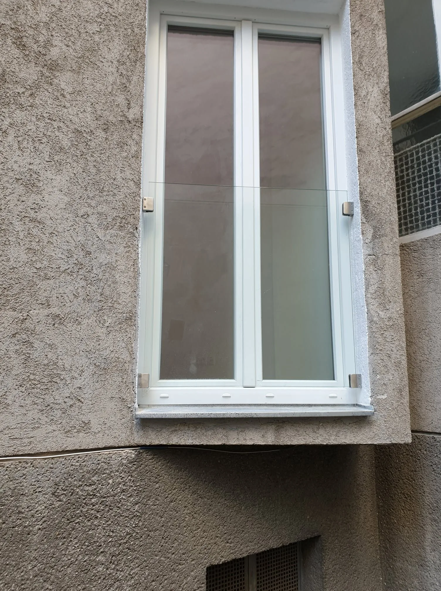 Transparente Absturzsicherung vor einem Fenster